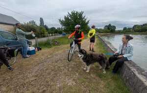 Julia la plus jeune rameuse du club, sœur de Tiago , et son Husky